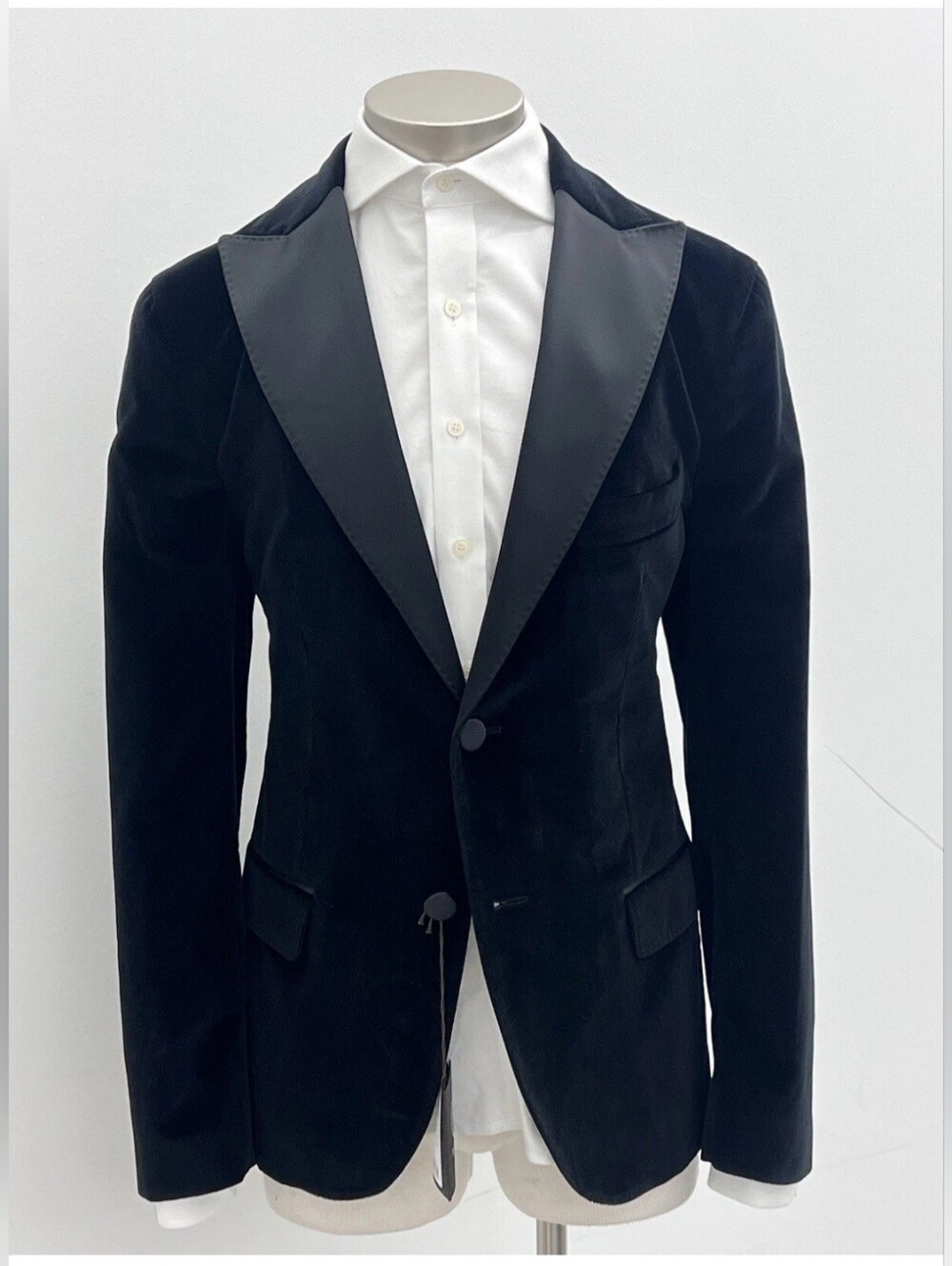 PESERICO Classic Black Velvet Tuxedo Blazer. NWT. MSRP $1,155‎